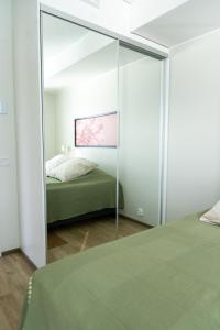 Postel nebo postele na pokoji v ubytování Beautifully furnished family apartment - parking, sauna, balcony