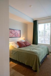 Postel nebo postele na pokoji v ubytování Beautifully furnished family apartment - parking, sauna, balcony