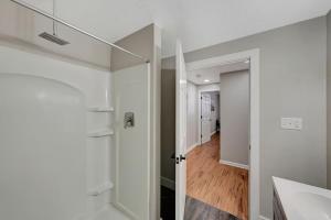 Ένα μπάνιο στο 520) Massive 6 bedroom in a great area +43 φωτογραφίες