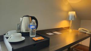 Kohvi ja tee valmistamise võimalus majutusasutuses Best Western Hotel Acadie Paris Nord Villepinte