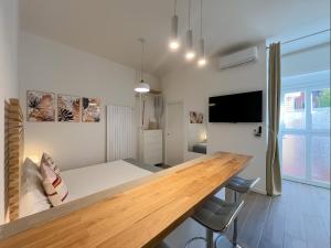 una camera con letto e scrivania con sedie di MH Studios a Milano