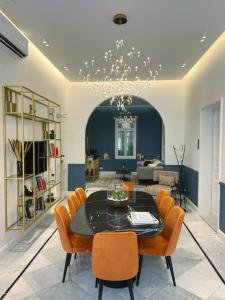 Un comedor con mesa y sillas en Bhub Room 205 in Gemmayze, en Beirut