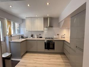 Kuchyň nebo kuchyňský kout v ubytování Cosy home Nottingham The Park City centre free parking