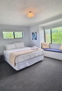 En eller flere senge i et værelse på Beach Base - The Mount