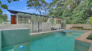 ein Haus mit einem Swimmingpool vor dem Haus in der Unterkunft Mountain Breeze Retreat in Smithfield