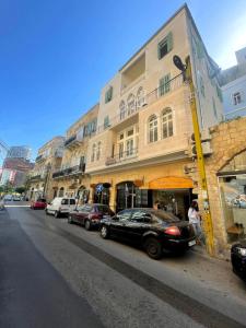 una calle con coches aparcados delante de un edificio en Bhub Room 204 in Gemmayze, en Beirut