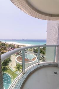 Una vista del océano desde el balcón de un edificio. en Apartment Ocean View, en Río de Janeiro