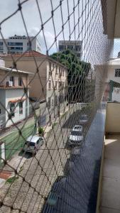 Blick auf einen Parkplatz mit auf der Straße geparkt in der Unterkunft Apartamento Tijuca para estadia no Show da Lady Gaga in Rio de Janeiro