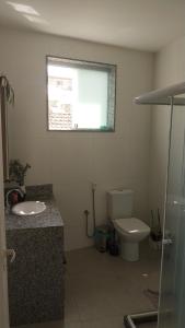 ein Badezimmer mit Toilette und Waschbecken und einem Fenster in der Unterkunft Apartamento Tijuca para estadia no Show da Lady Gaga in Rio de Janeiro