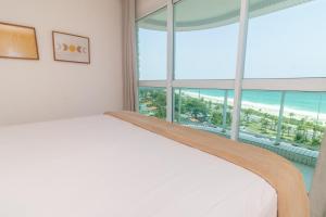 Un dormitorio con una cama y una ventana grande. en Apartment Ocean View, en Río de Janeiro 66 fotos más