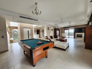 Una sala de estar con una mesa de billar. en Casa Quermansó, en Vilajuïga