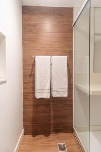 baño con 2 toallas colgadas en la pared en Apartment Ocean View, en Río de Janeiro