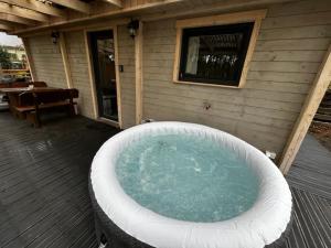 Imagen de la galería de Lake House Lubkowo z prywatnym jacuzzi, en Lubkowo 17 fotos más