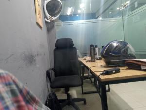 Una habitación con un escritorio con un casco sobre una mesa. en PIA road, en Lahore