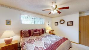 Postel nebo postele na pokoji v ubytování SOUTHWOOD SHORES 103C