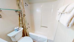 Koupelna v ubytování SOUTHWOOD SHORES 103C + 18 fotografií