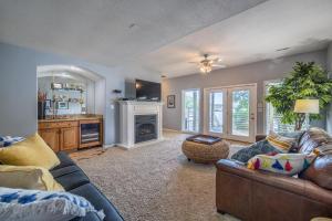 un soggiorno con divano e camino di ISLAND VIEW a Eldon