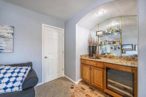 un bagno con lavandino e specchio di ISLAND VIEW a Eldon Altre 61 foto