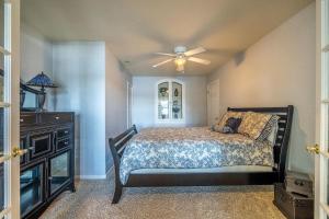 una camera da letto con un letto e un ventilatore a soffitto di ISLAND VIEW a Eldon