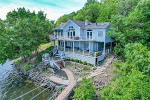 una vista aerea di una casa blu sull'acqua di ISLAND VIEW a Eldon
