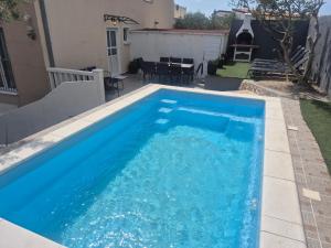 Bazén v ubytovaní Luxury apartment Duće with private pool alebo v jeho blízkosti