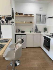 Η κουζίνα ή μικρή κουζίνα στο Victoria4 1-bedroom condo in a privileged location
