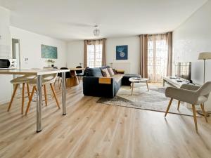 セリにあるCosy Apartment Near Disneyland Parisのソファとテーブルのあるリビングルーム