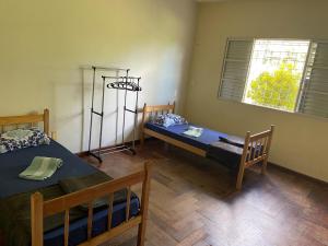 En eller flere senge i et værelse på Chácara Pera Doce - cercada de área verde