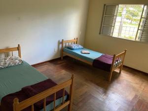 En eller flere senge i et værelse på Chácara Pera Doce - cercada de área verde + 49 billeder