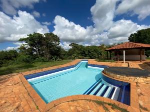 Swimmingpoolen hos eller tæt på Chácara Pera Doce - cercada de área verde