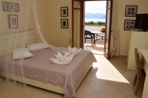 Un dormitorio con una cama con flores. en Margaritari Hotel, en Agia Anna de Naxos 77 fotos más