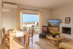TV a/nebo společenská místnost v ubytování Amalia Retreat Boutique villa with pool in Akrotiri