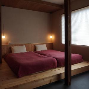 Postel nebo postele na pokoji v ubytování suo 椿の島の宿