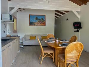 a kitchen and dining room with a table and chairs at Habitation Agréable et Spacieuse in Trois-Rivières