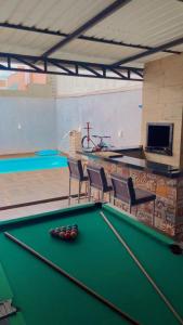 Foto de casa com piscina