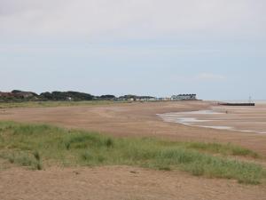una playa vacía con el océano en el fondo en 106 Cherry Park, en Skegness