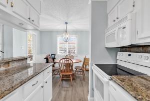 Η κουζίνα ή μικρή κουζίνα στο Waipani Resort & Villas 2 Bedroom