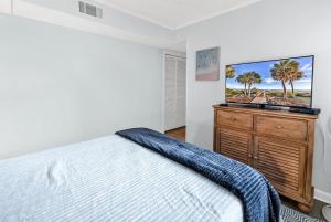 Μια τηλεόραση ή/και κέντρο ψυχαγωγίας στο Waipani Resort & Villas 2 Bedroom