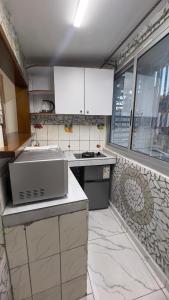 Studio moderne LCE في دوالا: مطبخ بخزائن بيضاء ومغسلة