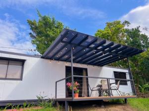 Сад в Monarca's Rural Container Studio