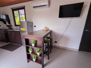 Kuchyň nebo kuchyňský kout v ubytování Monarca's Rural Container Studio + 15 fotografií