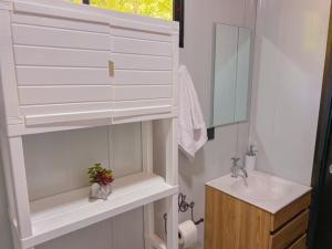 Ванна кімната в Monarca's Rural Container Studio