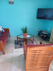 uma sala de estar com um sofá e uma mesa em Free pickup from Rodney Bay Marina em Gros Islet