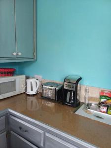 A cozinha ou kitchenette de Free pickup from Rodney Bay Marina