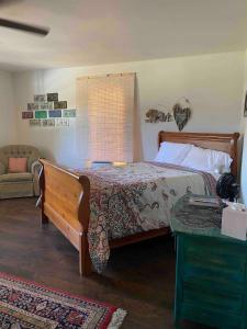 Postel nebo postele na pokoji v ubytování Charmingrusticcabinfarmpet Friendlyaffordable + 37 fotografií