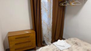 Studio moderne LCE في دوالا: غرفة نوم بسرير وخزانة ونافذة +17 صورة