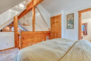 Postel nebo postele na pokoji v ubytování Cozy Cabin + 43 fotografií