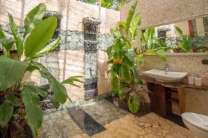 Ein Badezimmer in der Unterkunft Ocho Artisan Bungalows