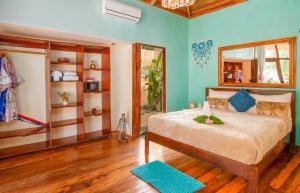 Ein Bett oder Betten in einem Zimmer der Unterkunft Ocho Artisan Bungalows
