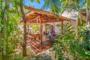 Ein Garten an der Unterkunft Ocho Artisan Bungalows